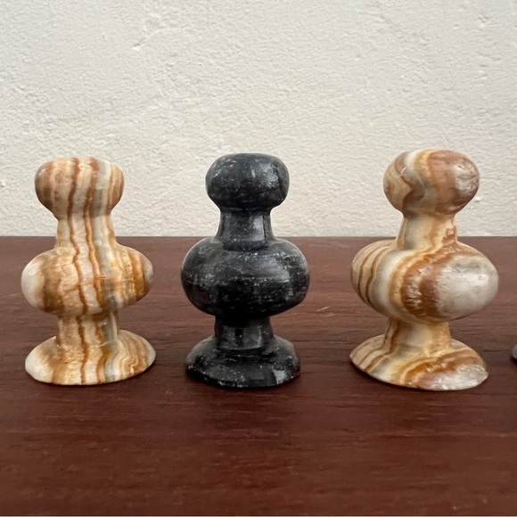Lot of 6 hand carved onyx pawn tan black stone chess game pieces - Picture 6 of 12